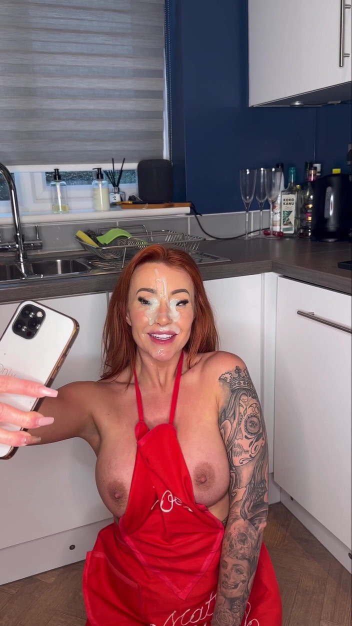 Mr Money Shot & Zoe Grey: Calda moglie britannica viene scopata mentre cucina