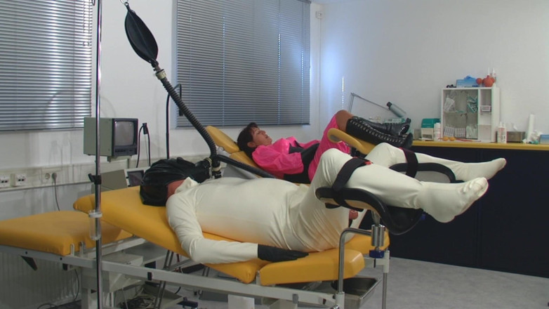 Rubber & Clinic Studio - 1ATOYS: Gummibehandlung mit gasmaske