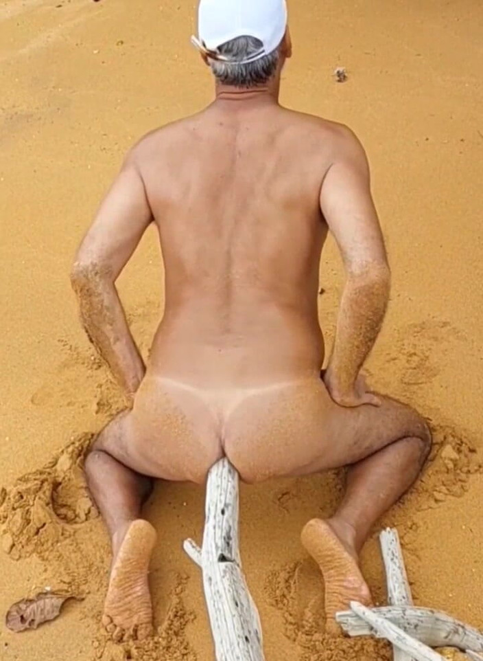 Ladysilvas: Ladysilva goală pe plajă excitată cu o pulă în cur