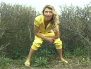 Flash Model Amateurs: Rubia puta le encanta mear al aire libre
