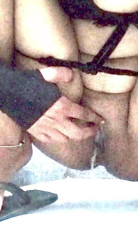 私の義理の妹が彼女の猫からおしっこをしている方法を見てください