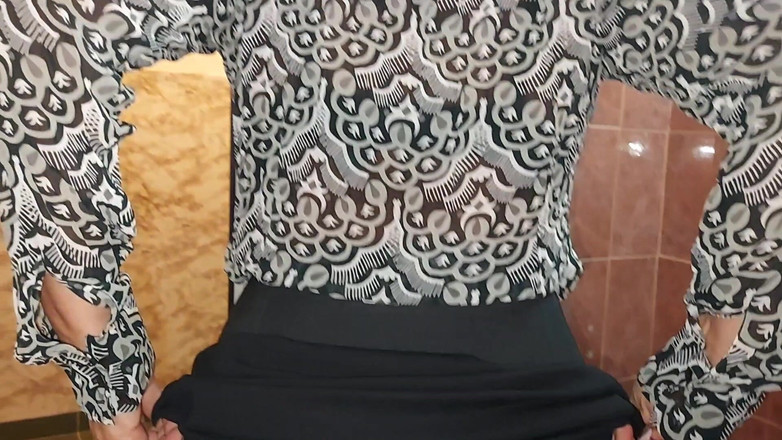 Step Mommy: Ibu tiriku mergokin aku lagi masturbasi di kamar mandi