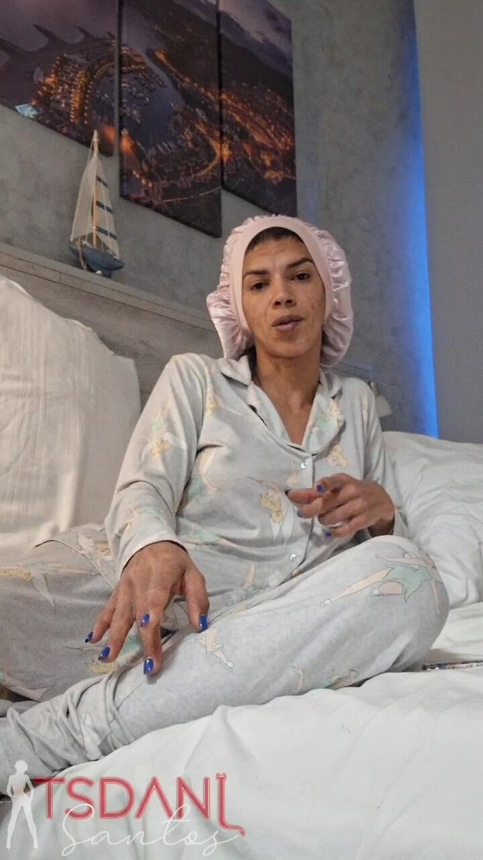 Tsdanisantos1: अच्छे किन्नर के घर पर उसका लंड दिखा रहा है