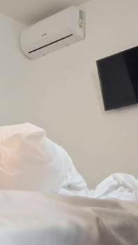 Handjob berisiko di bilik hotel