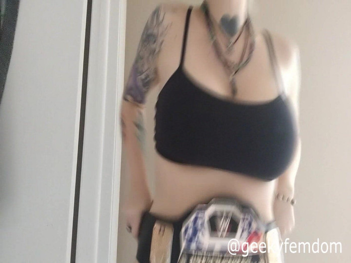 Geeky Femdom: World Wrestling Campion scena ștearsă