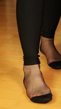 Sepatu hak tinggi hitam & rht nylons - menjuntai & bermain kaki di bawah meja