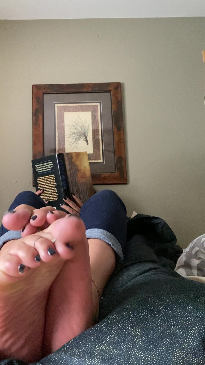 Tan feets: Tanfeets Ignoruj Podeszwy Propped Black Pedi