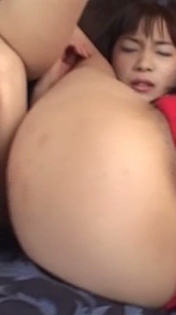 二人の欲求不満なアジア人MILFがシェービングのために広がる