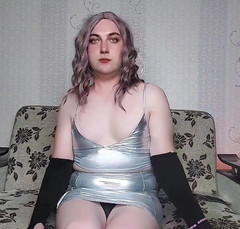 Kitty_Cross: Hravý Femboy škádlí se sukní ve Windy Street