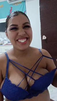 Üvey erkek kardeşim bazı seksi fotoğraflarımı çekerek azıyor ve onunla sikişmemi istiyor