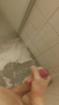Weißer junger dünner junge unter der dusche pissen und kommen