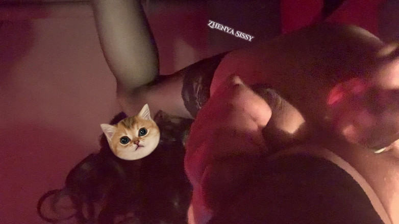 Zhenya Sissy: O cara das mulheres se fode com um vibrador