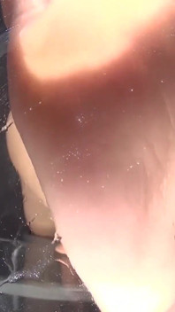 視点 足の屈辱 星名さくらが汗まみれの透明なブーツで踊り、湿ったつま先で顔を押し当てながらゆっくりとあなたを揺さぶる