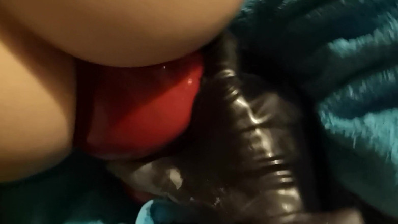 Extreme Anal Lovers: Sentado en un gran plug rojo y chupando