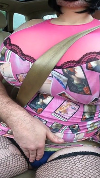 Vú giả khổng lồ crossdresser Jon Scarecrow lái xe trong drag