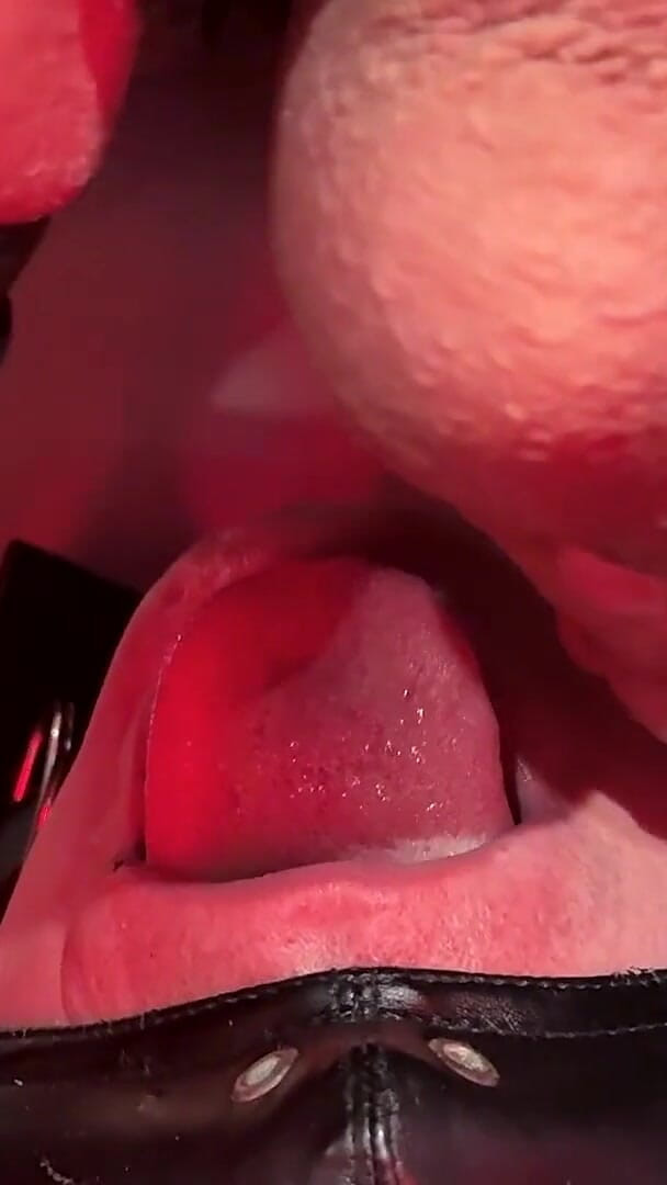 Bi-blowjob: Cum and Piss (Lady Blackdiamoond)