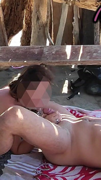 그리스 누드 비치 공개에서 사정으로 낯선 이에게 공개하는 프랑스 밀프 핸잡 아마추어