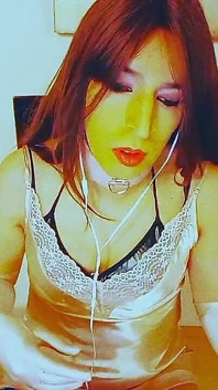 Crossdresser Caliente: Vestida De Brillos, Mirando Porno Y Tocándome