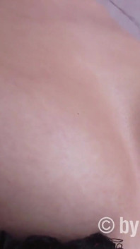 Sarina met tout dans sa bouche pour obtenir des conseils de poche