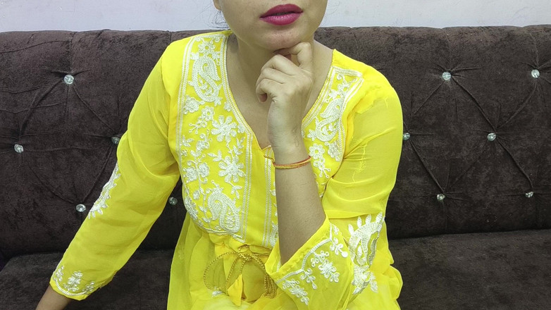 Saarabhabhi6: 18 साल की भारतीय कमसिन लड़की saara क्लोज अप से अपनी गीली गुलाबी चूत दिखा रही है