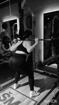 Anna s’entraîne à la salle de sport