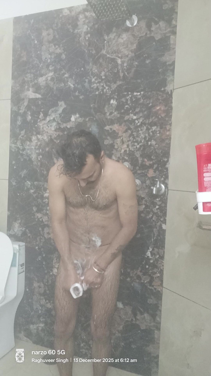 Rajasthani-old-lover: Hintli ordu subayı duş alıyor