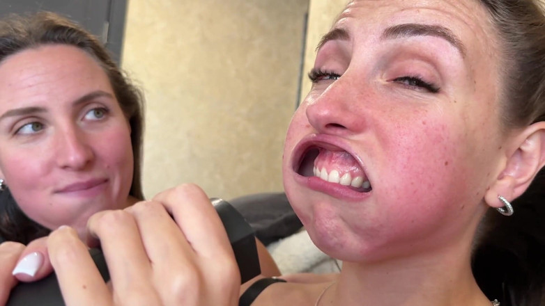 Hottie goddess: Bochechas inchadas brincando com o rosto