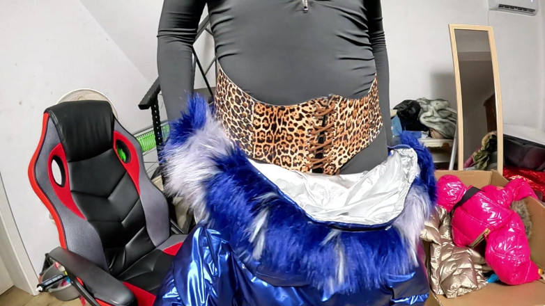 MilfyCalla: Tante dominan fur lagi asik masturbasi memeknya sambil beraksi Cameltoe...