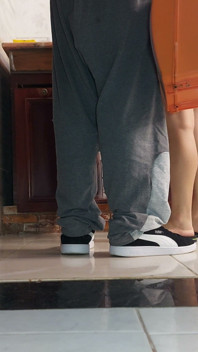Geile vrouw ontvangt een loodgieter in een rok zonder slipje