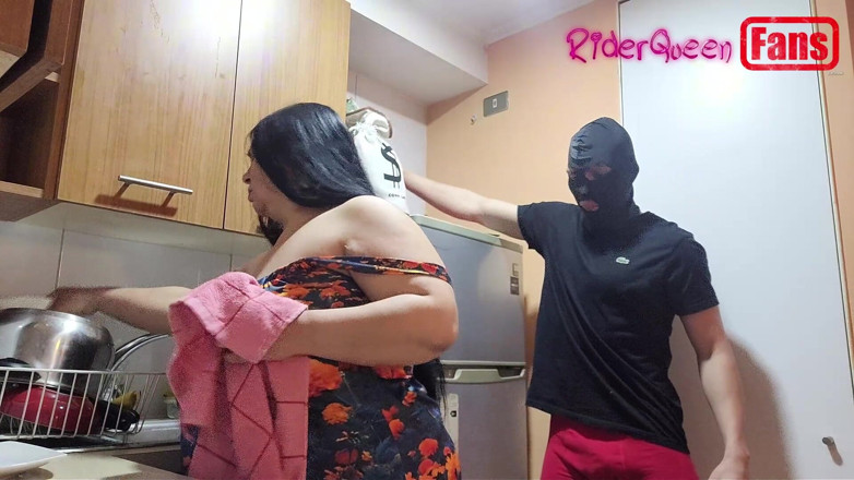 Riderqueen: Hayranlar için videolar: maskeli genç adam beni mutfakta sikiyor ve...
