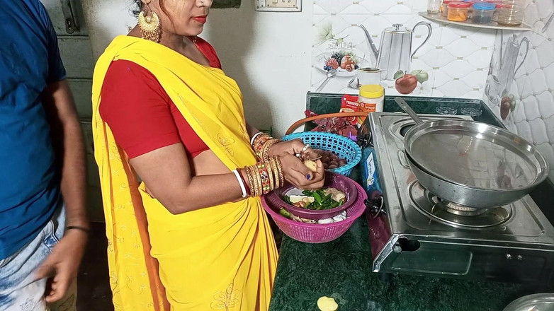 FireeCouple: インドのデシティーンメイドガールがキッチンで激しいセックスを繰り広げる - ファイアカップルのセックスビデオ