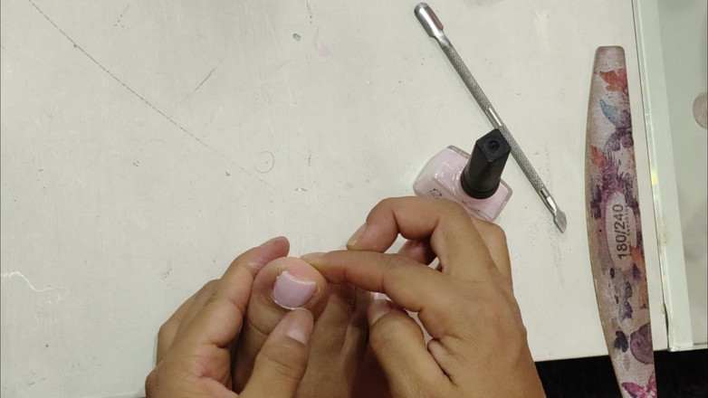 Isabel: Pintando unhas
