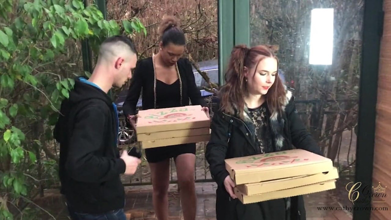Cathy Crown Production: 2 tjejer för en gangbang-pizza med 10 killar
