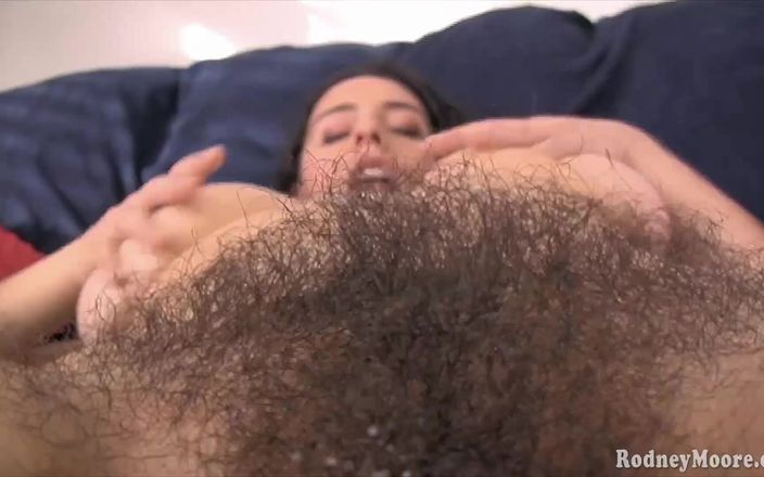 Horny Hairy Girls: Tichá chlupatá dívka s obrovskými prsy kouří a dostává sperma...