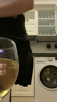 PoV Piscio Umiliazione della dominatrice con le padrone Sofi e Kira