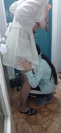 Tajný sex mezi studentkou a sestrou v lékařské kanceláři