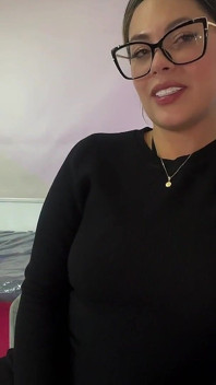 Moje macecha vymačká všechno sperma z mého ptáka, abych se mohl soustředit na své studie