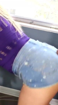 Gagică grasă în blugi face laba cu curul