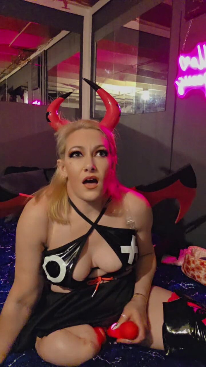 Lesley Love: 흑인 대물 자지에게 따먹히는 금발 밀프