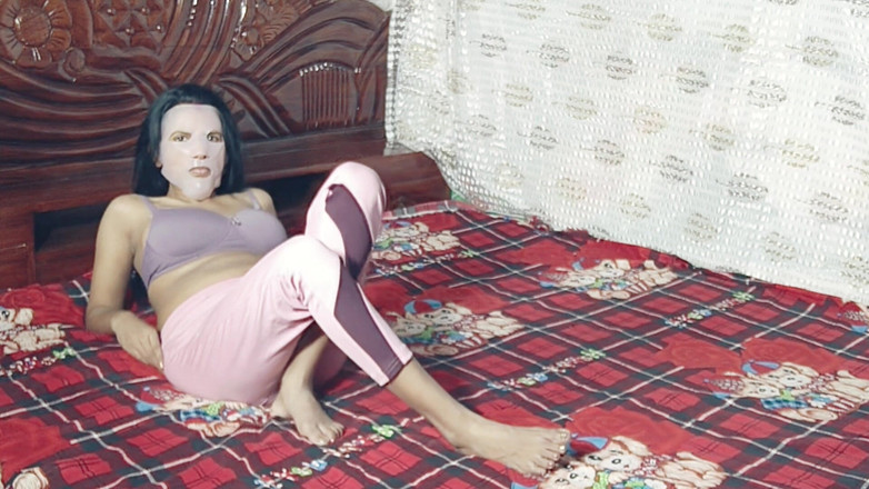 Hot Nisha bhabhi: Bhabhi naplní Horney a šuká vlastním prstem.
