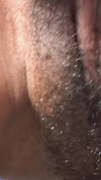 Gadis kulit hitam dengan tubuh aduhai lagi asik ngentot memek berbulunya pakai dildo di video masturbasi solo amatir
