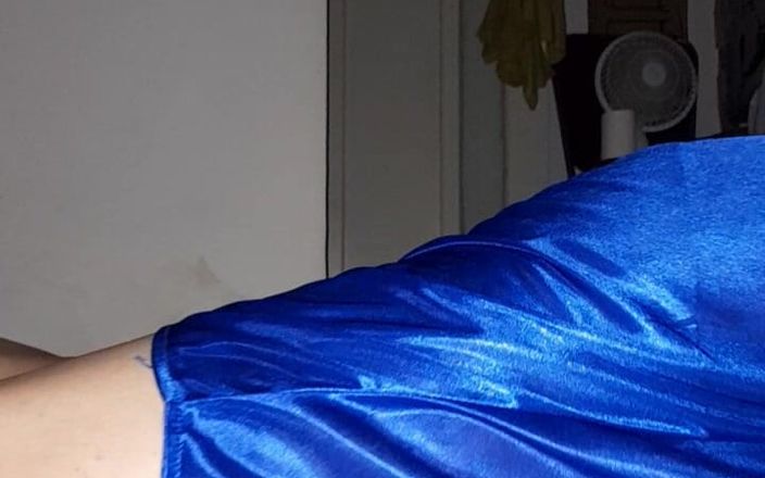 Naomisinka: Masturbatie komt klaar in lingerie met blauwe satijnen zijden lingerie