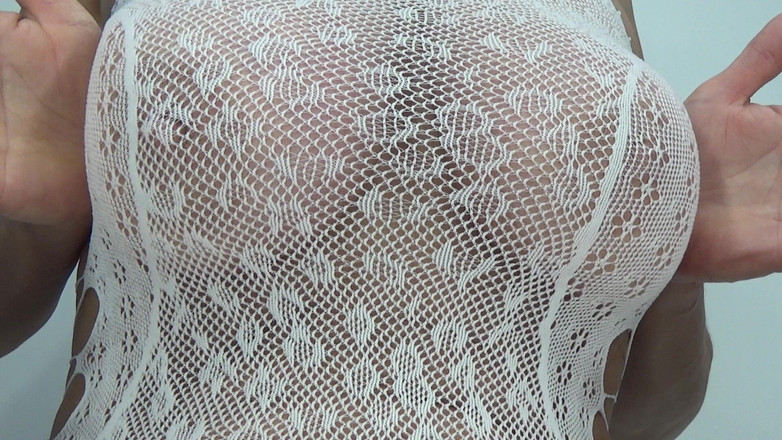 AnnaBUST: Dewasa solo dalam sut putih