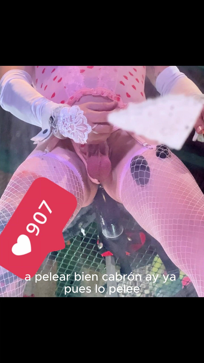 Benito414: Une trans vêtue de bas roses chevauche un gode noir...