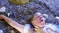 Full porn collection: Facet zostaje przyłapany na masturbacji na plaży przez blondynkę dojrzałą...