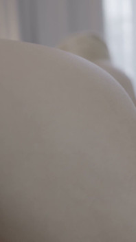 Blondes zimmermädchen spreizt sich weit für tiefe schlafzimmer stöße