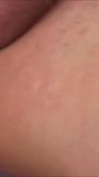La MILF bionda si masturba con un cazzo ma glielo infila un dildo
