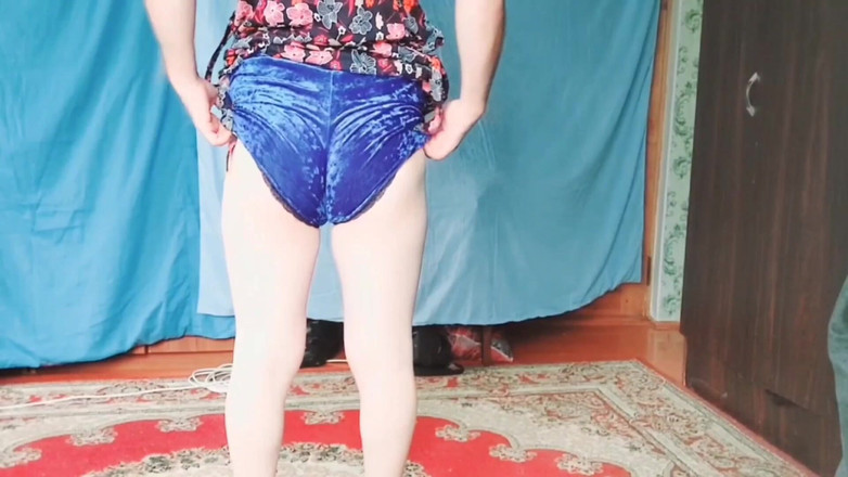 Kitty_Cross: Impresionante travesti con las mejillas sofocadas tomando café helado