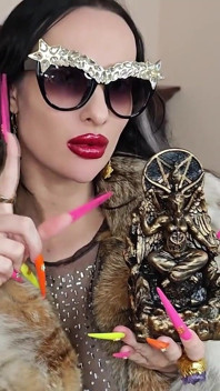 Uctívejte moje extrémně dlouhé neonové nehty, Satana a kožešiny