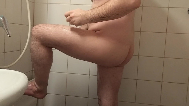 Uhri: Cewek gay yang belum disunat lagi mandi